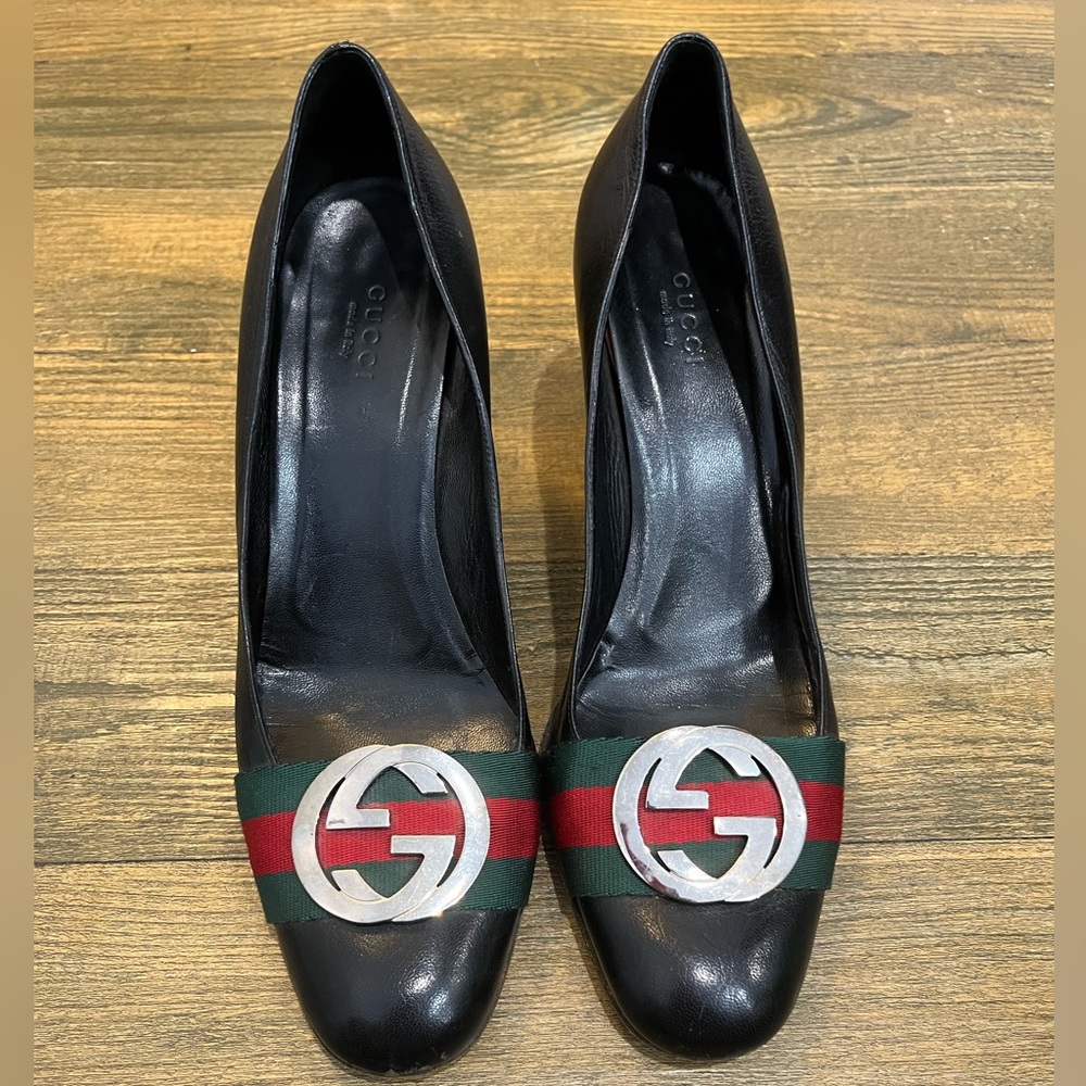 Gucci Black Heels with‎ Silver Interlocking Logo and Green-Red Stripe Sz. 8.5